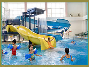 スライダー付屋内プール